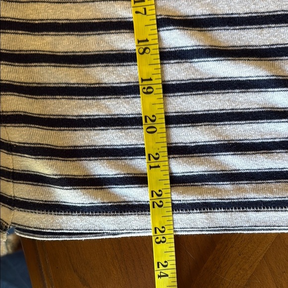 🎉SALE🎉Madewell Black and White Fitted Tee with Short Sleeves - Picture 10 of 10